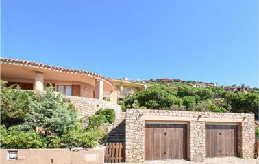 Location de vacances pour 8 personnes, avec jardin, animaux acceptés à Costa Paradiso