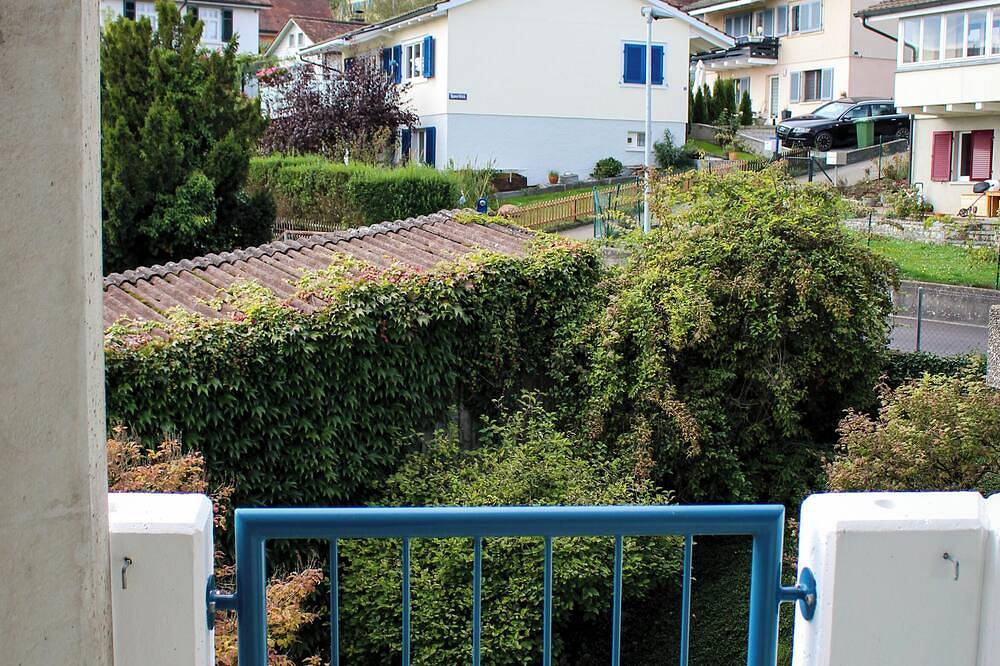 Ganze Wohnung, Ferienwohnung als Wohlfühloase mit sonnigem Balkon  5 Min vom Rheinfall entfernt in Neuhausen am Rheinfall, Kanton Schaffhausen
