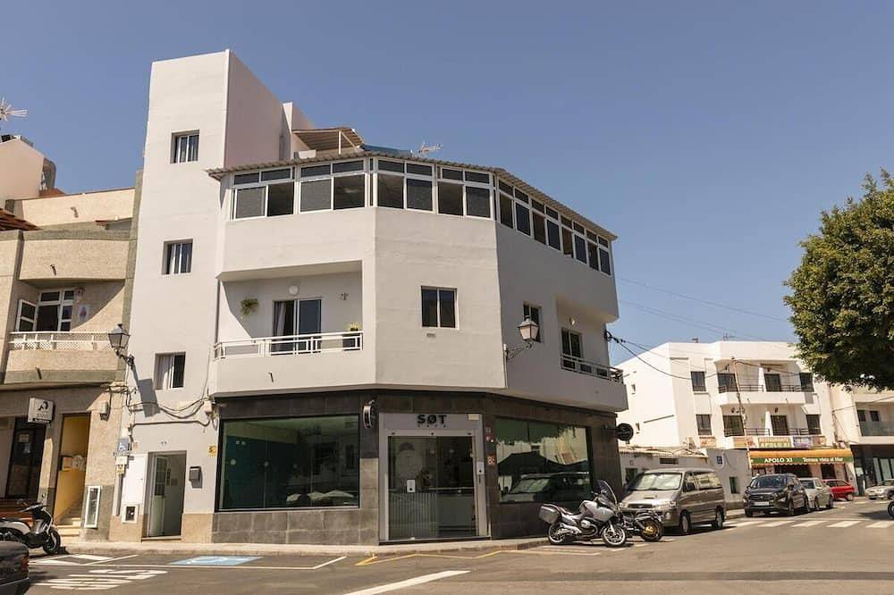 Entire apartment, Lightbooking Lola Beach playa de Arguineguin in Arguineguin, Mogán