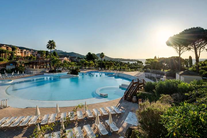 Location de vacances pour 4 personnes, avec Terrasse ainsi que Piscine et Vue dans Le Dramont