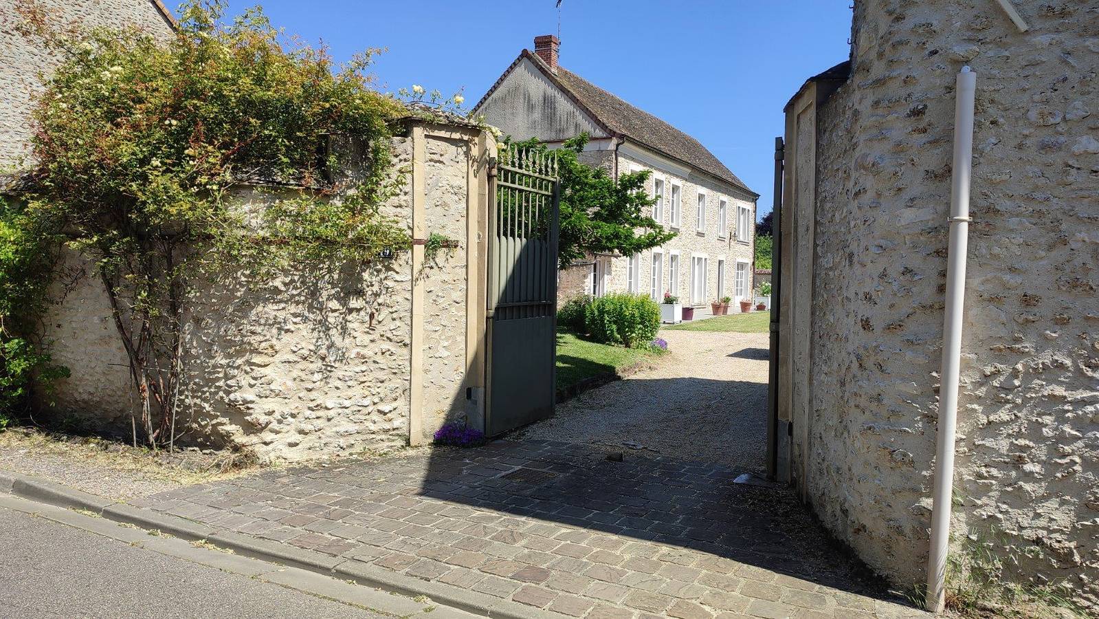 Gite familial-coeur de village-pleine nature in Yvelines