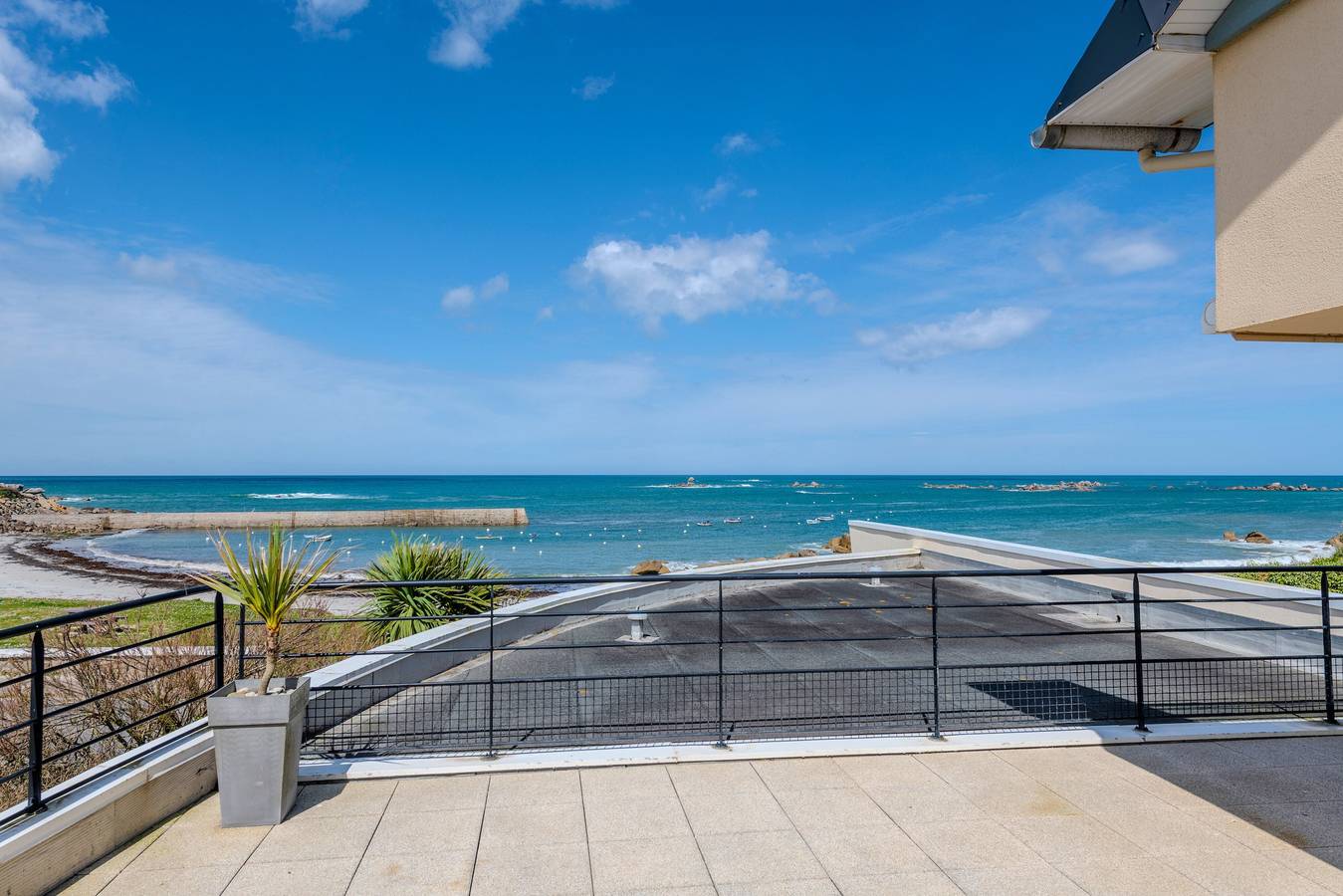 Ganze Wohnung, Appartement 'Meerblick – Strand 30 m entfernt' mit Meerblick, privater Terrasse & Wlan in Kerfissien, Cléder