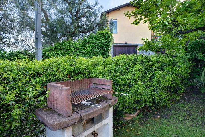 Appartamento intero, Appartamento 'Casa Maria' con vista mare, giardino privato e Wi-Fi in Dolcedo, Comune di Dolcedo