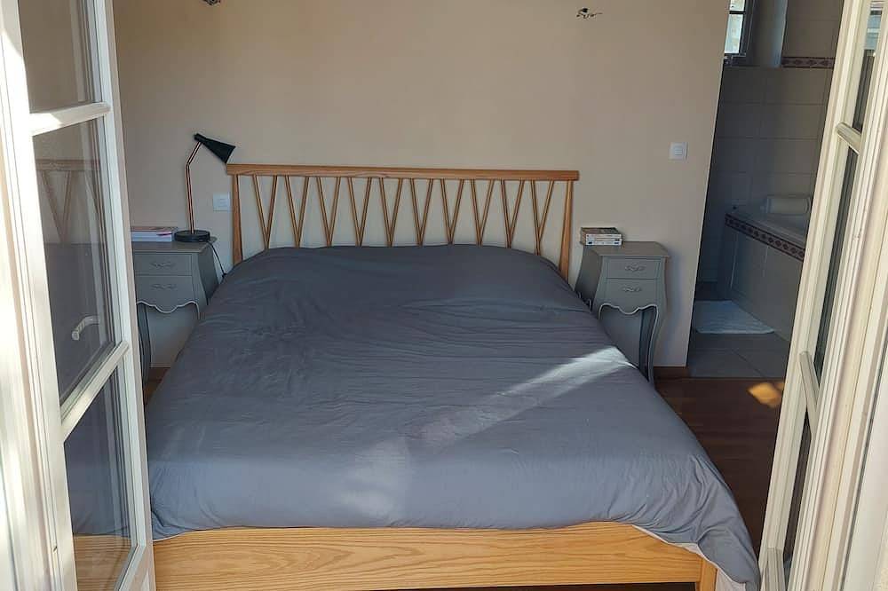 Comfortable house with swimming pool in season for 8 people close to all amenities in Amboise, Tours region