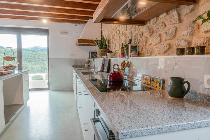 Location de vacances pour 8 personnes, avec vue ainsi que jardin et piscine à Ea - 3