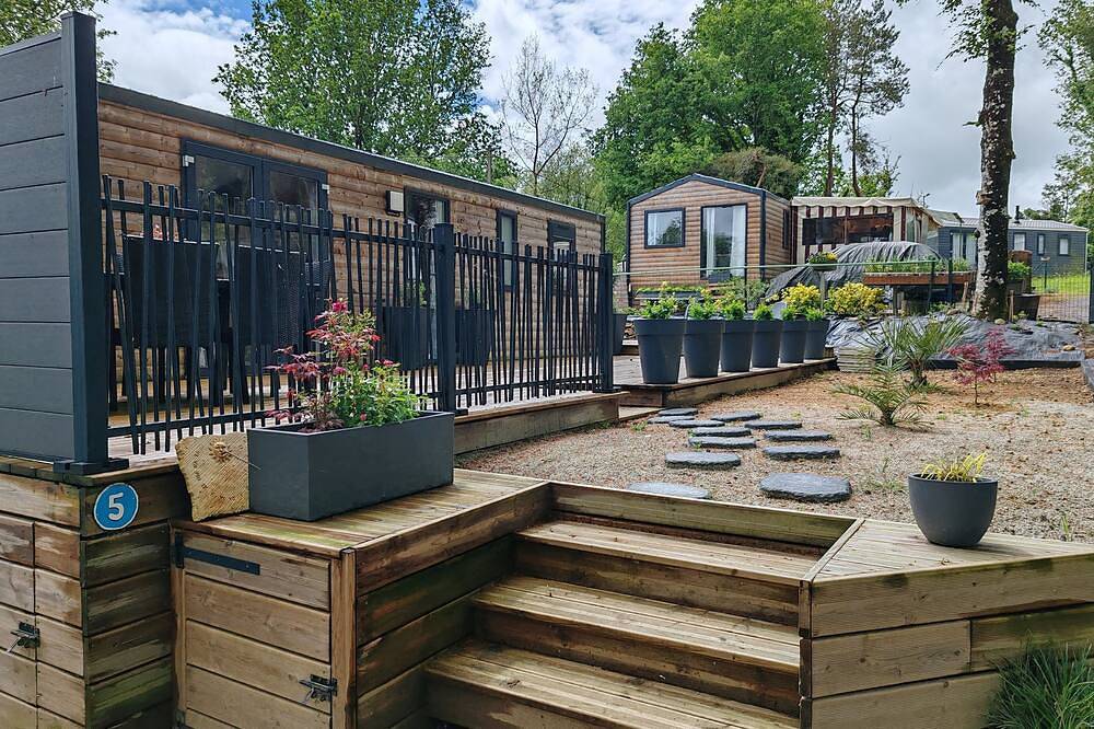 Country getaway in a mobile home, 40 minutes from the beach, with a large terrace! in Baudio, Pontivy region