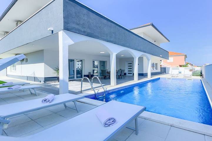 Villa for 10 people, with balcony and garden - 1