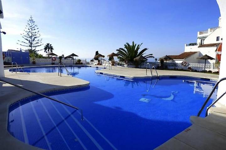 Hôtel pour 3 personnes, avec piscine ainsi que bassin pour enfant et jardin