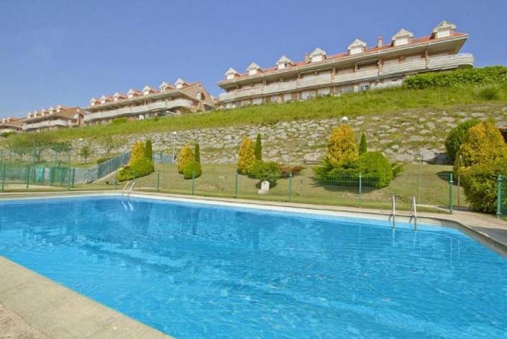 Apartamento para 4 personas, con piscina además de vistas y terraza, Se admiten mascotas en San Vicente de la Barquera