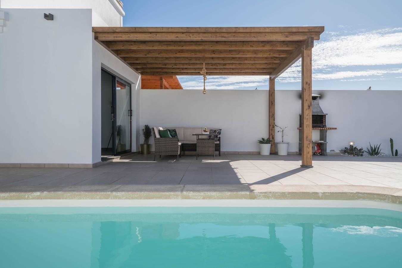 Villa Esmeralda cerca de la playa de Papagayo con vistas a la montaña y piscina climatizada in Playa Blanca, Yaiza