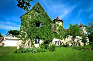 Gîte pour 30 personnes, avec terrasse ainsi que jardin et piscine, animaux acceptés à Floirac (Lot)
