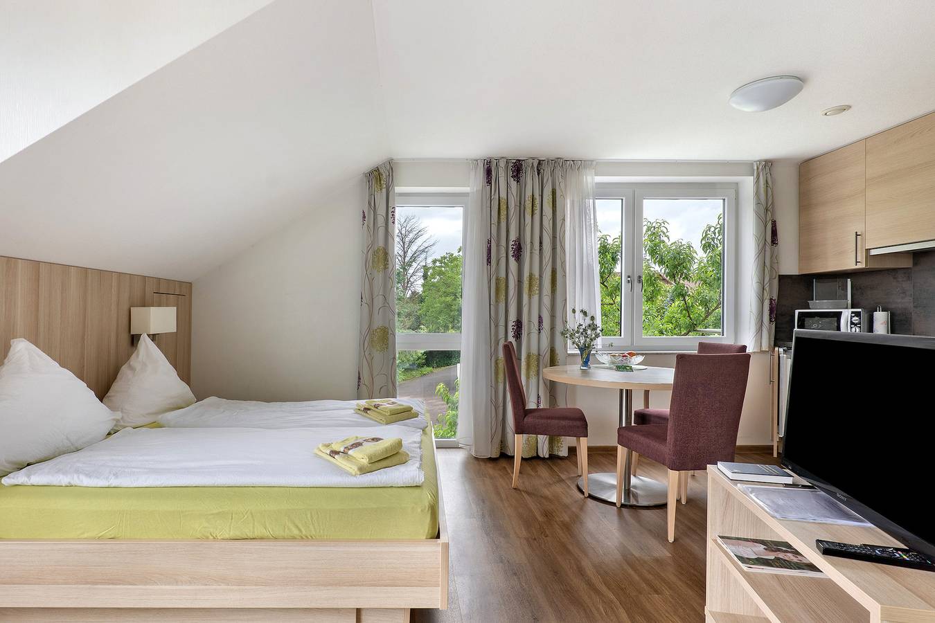 Ganze Wohnung, Ferienwohnung 'Riesling' mit Küchenzeile, Balkon und Wi-Fi in Vaihingen an der Enz, Kraichgau