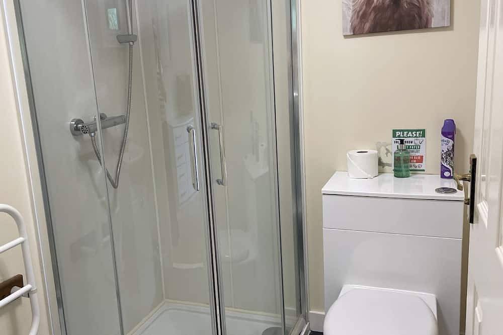 Mountain Thyme Lodge Pet friendly lodge on Loch Lochy in Loch Lochy, Highlands