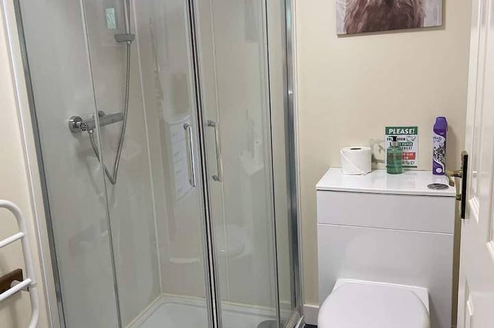 Mountain Thyme Lodge Pet friendly lodge on Loch Lochy in Loch Lochy, Highlands