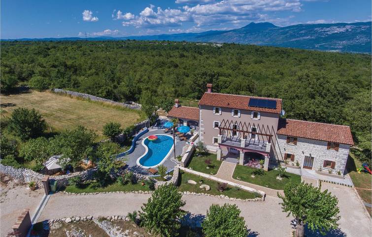 Ferienhaus für 14 Personen, mit Terrasse und Whirlpool sowie Sauna