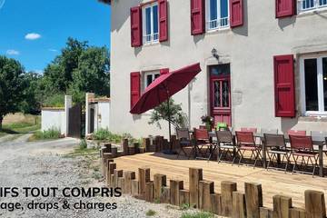 Gîte pour 15 personnes, avec piscine et jardin, animaux acceptés dans Mornand-en-Forez