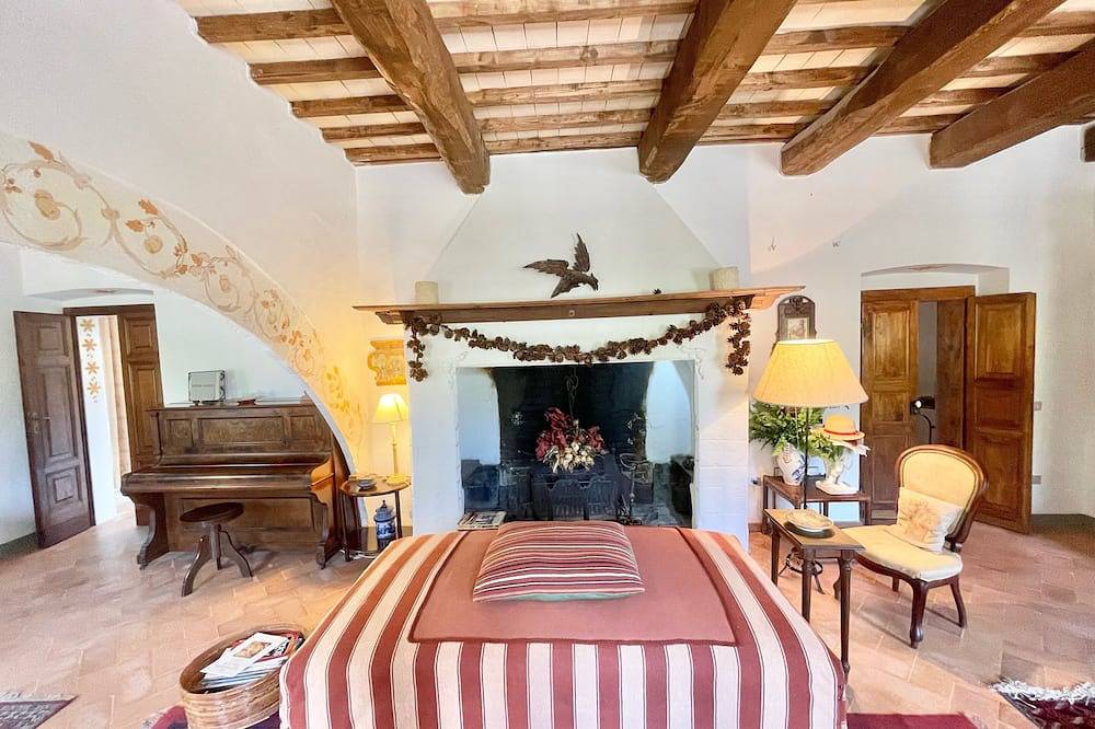 Adam House - exclusive pool - sleeps 8 - a haven in which to relax and frolic! in Spoleto, Perugia Provinz