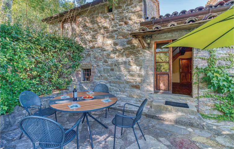 Ritiro sul fiume: Piscina, parcheggio e fossa per il fuoco in Cortona, Provincia di Arezzo