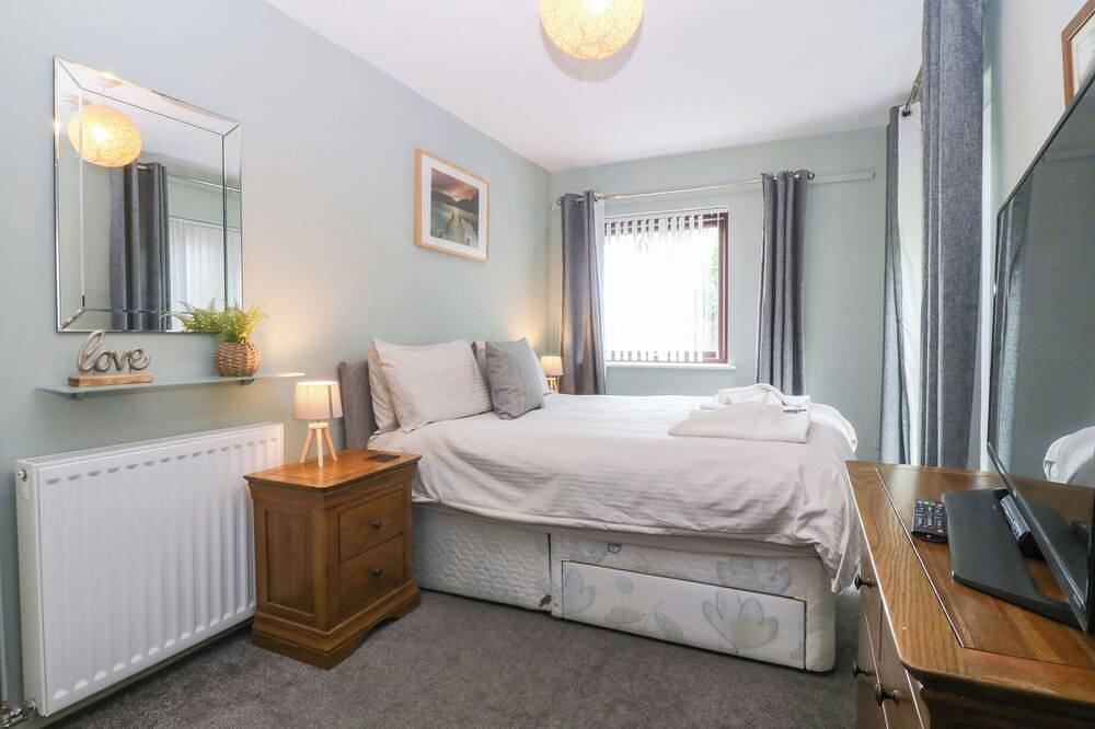 Boathouse, pet friendly, country holiday cottage in Deganwy in Deganwy, Conwy region