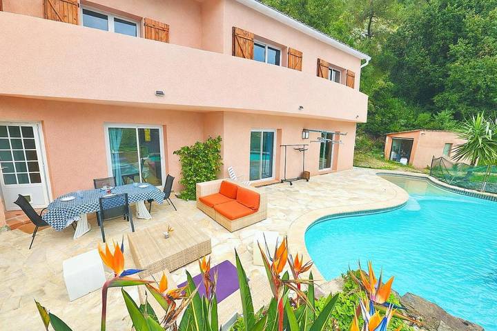 Villa pour 5 personnes, avec Terrasse et Jardin ainsi que Piscine et Vue