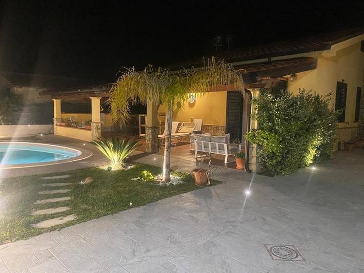 Location de vacances pour 4 personnes, avec jardin et piscine à Campofelice di Roccella - 2