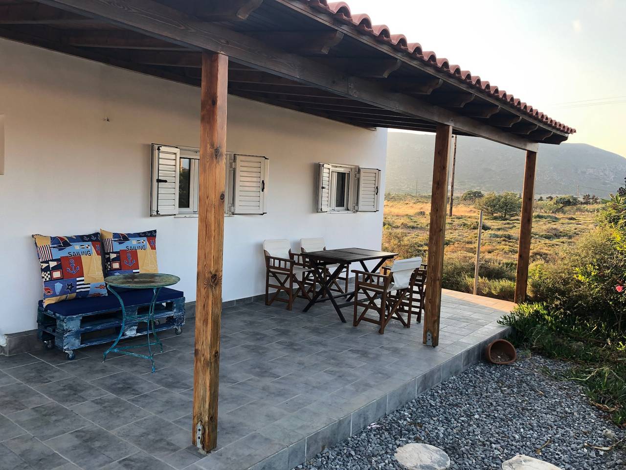 Angelina’s Cozy House mit Bergblick, privater Terrasse & Klimaanlage in Elafonisos