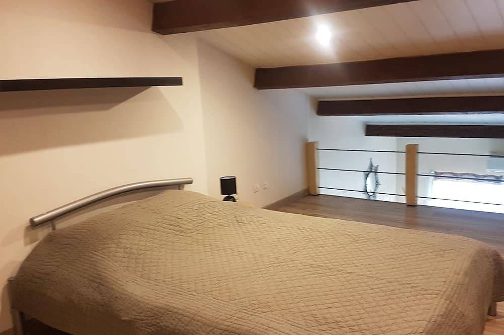 Entire apartment, Studio with garden and private parking in Nézignan-l'Évêque, Côte d'Améthyste