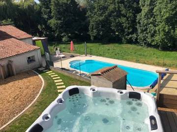 Gîte pour 6 personnes, avec terrasse et piscine à Chalandray