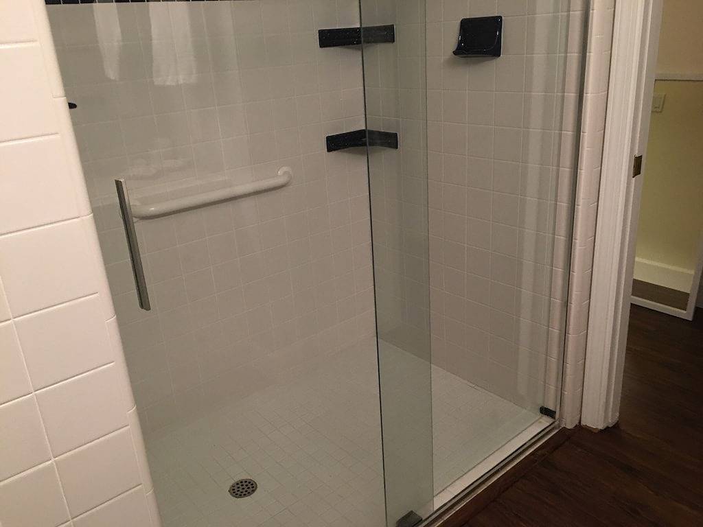 Stellen Sie in eine gehobene belaubte Nachbarschaft mit erstaunlichen Ansichten des Spring Lake Parks ein. in Santa Rosa, California North Coast