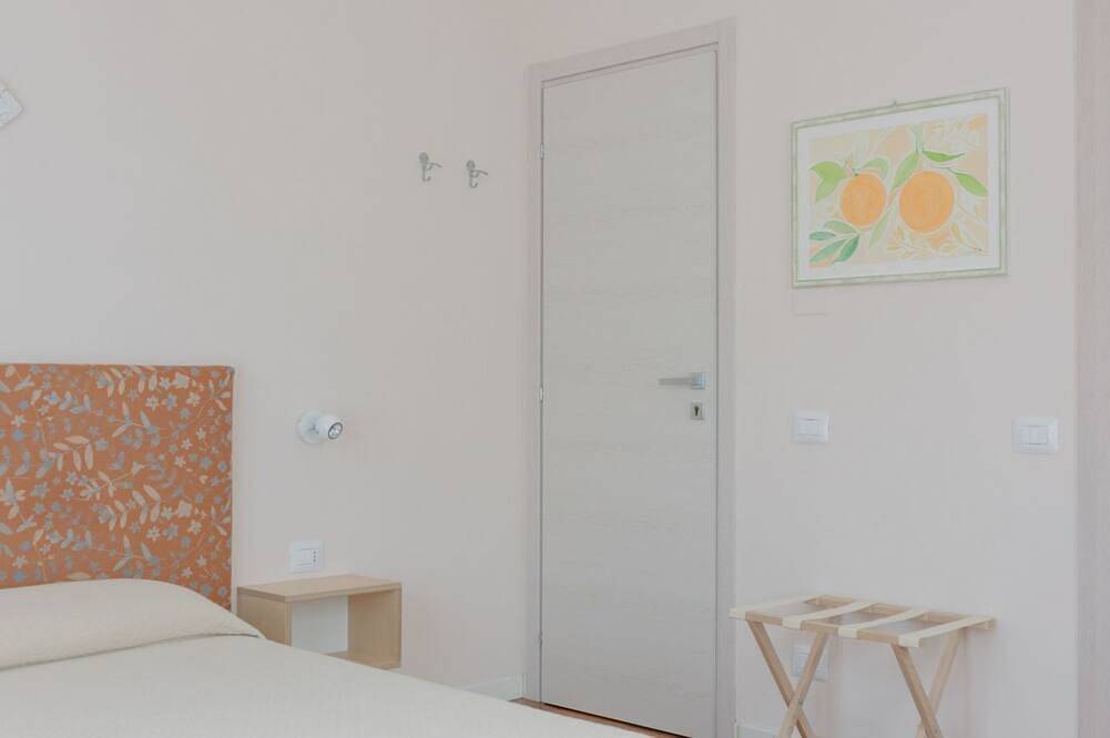 Fiordarancio est la maison d'hôtes que vous recherchiez, située dans une position fantastique juste au-dessus des plages de Fegina. La chambre vous offre un balcon avec vue mer, un lit double, une salle de bain privée et la climatisation.N'oubliez pas in Monterosso al Mare, Commune de Monterosso al Mare