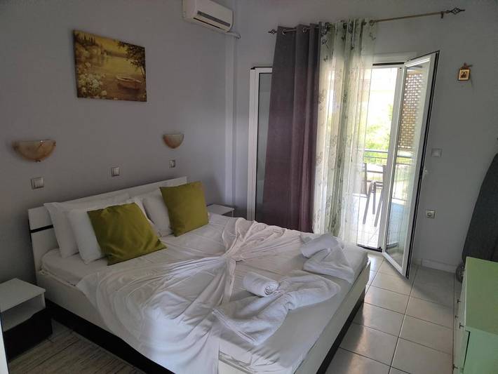 Gîte pour 4 personnes, avec piscine ainsi que terrasse et vue dans Kavos - 2