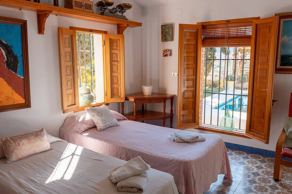 Haus zitiert in einer Umgebung von Vegetation, sehr mit seiner Umgebung verbunden in Álora, Málaga Provinz