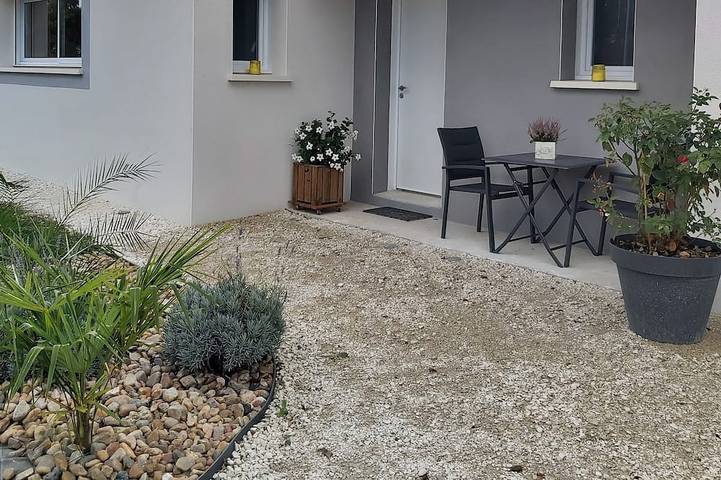 Gîte pour 8 personnes, avec terrasse ainsi que jardin et jacuzzi à Salignac-sur-Charente
