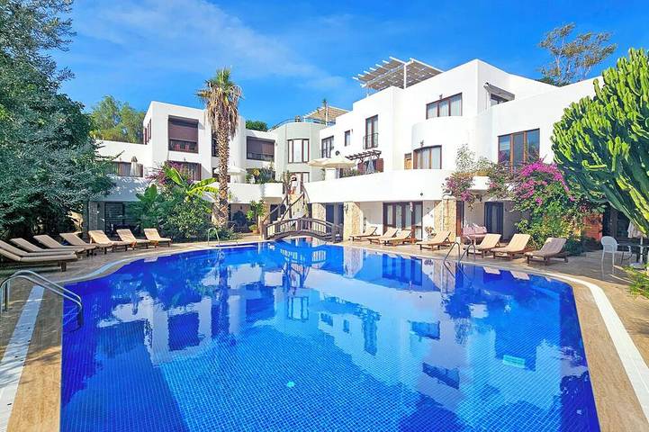 Apartment for 2 people, with garden and hot tub as well as pool and terrace in Kalkan