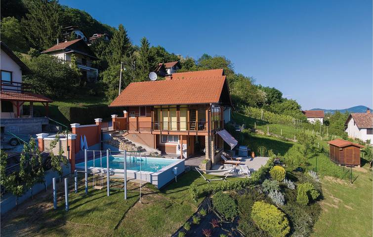 Encantador apartamento con piscina, terraza y wifi: ¡tu escapada perfecta! in Varaždin