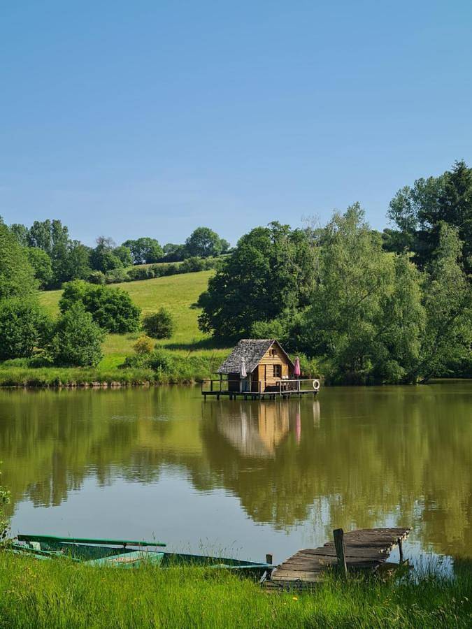 Gîte pour 2 personnes, avec Balcon et Terrasse ainsi que Piscine et Vue à Saint-Didier-sur-Arroux