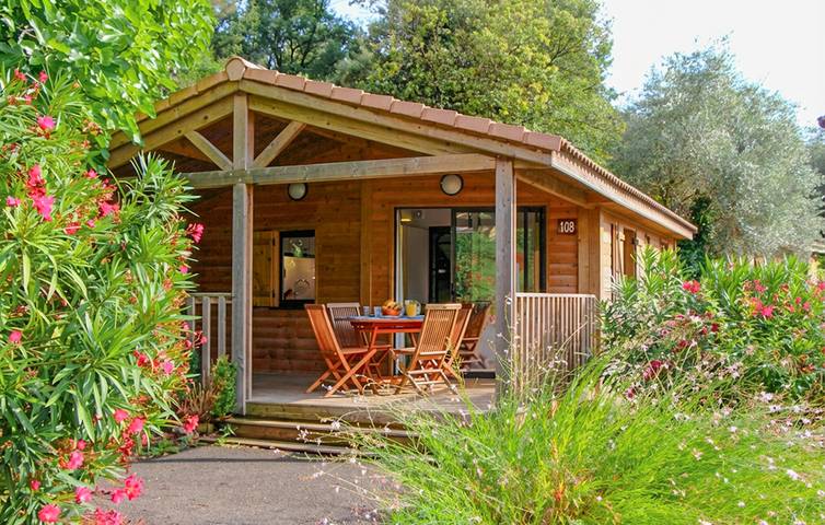 Location de vacances pour 6 personnes, avec terrasse et sauna ainsi que piscine et jardin à Solliès-Toucas - 2