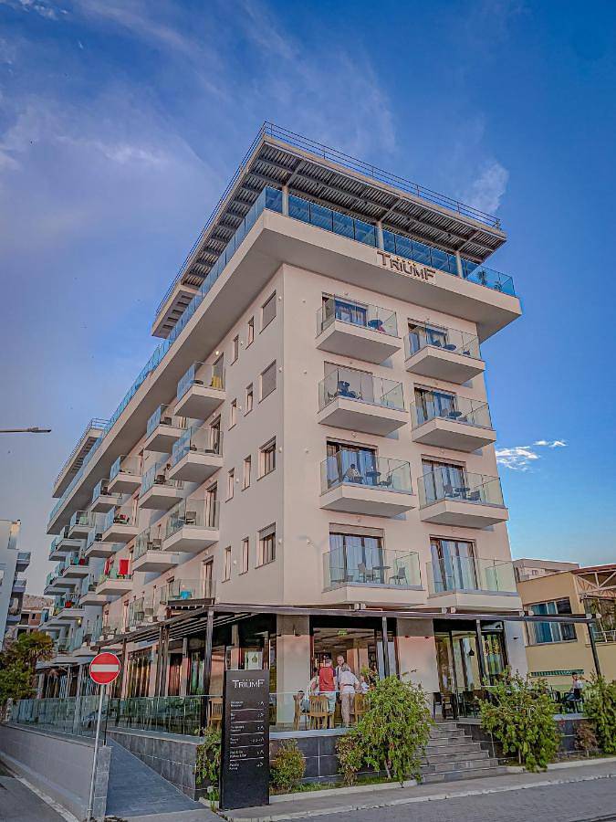 Hôtel pour 5 personnes, avec Balcon ainsi que Terrasse et Piscine dans Lezhë
