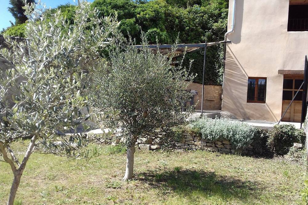 \"Carlota \"Semi-troglodyte house 200m from all amenities in Malaucène, Parc naturel régional du Mont-Ventoux