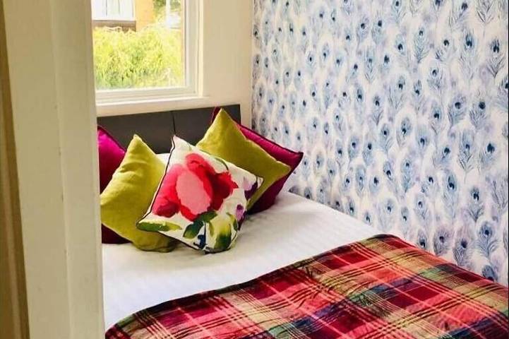 Homely Birch Close House with Free Parking, Garden & Sleeps 8 in Cambridge, Cambridgeshire