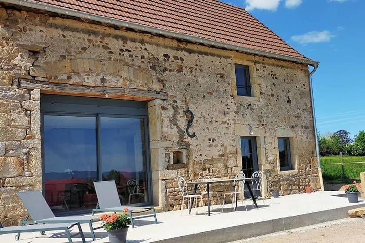Gîte pour 8 personnes, avec vue et terrasse à Saint-Laurent-en-Brionnais