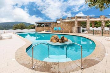 Gîte pour 3 personnes, avec jardin ainsi que piscine et vue, animaux acceptés dans Sole Ruiu