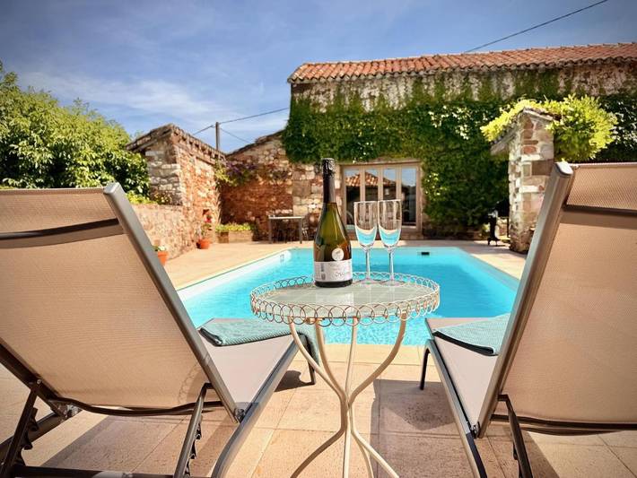 Location de vacances pour 4 personnes, avec Terrasse et Jardin ainsi que Piscine et Vue à Vindrac-Alayrac