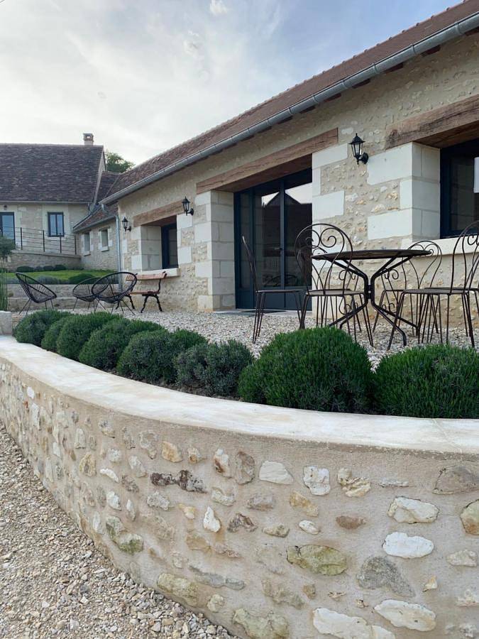 Location de vacances pour 14 personnes, avec piscine et vue ainsi que terrasse et jardin à Fléré-la-Rivière