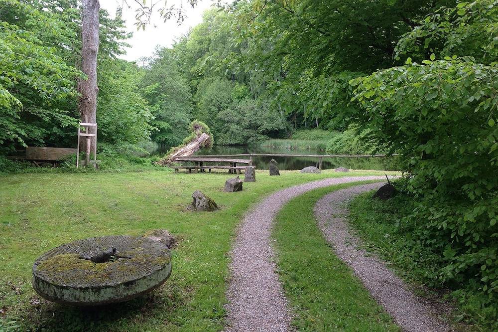 Stay idyllically at the old watermill and lake. in Svendborg Region