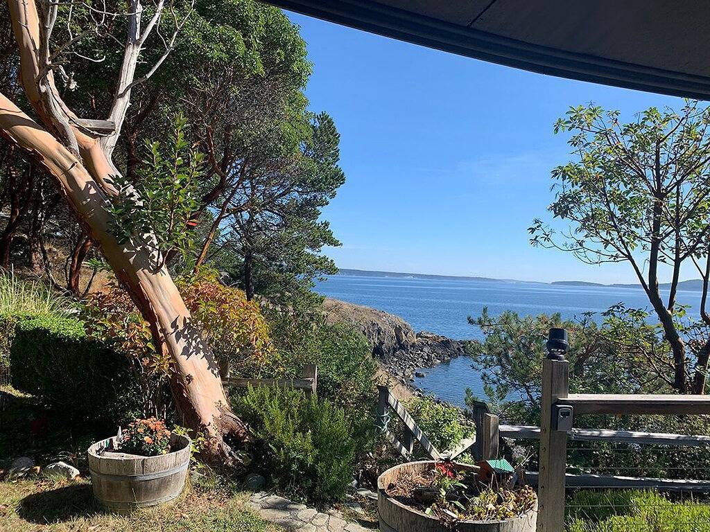 Waterfront Escape with Hot Tub in San Juan Island