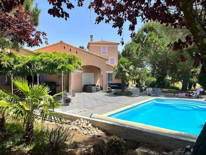 Location de vacances pour 9 personnes, avec Balcon et Terrasse ainsi que Piscine et Vue à Étables