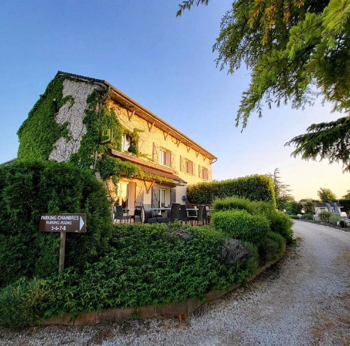 Hôtel pour 2 personnes, avec vue et bassin pour enfant ainsi que piscine et jardin, animaux acceptés à Montagny-lès-Beaune