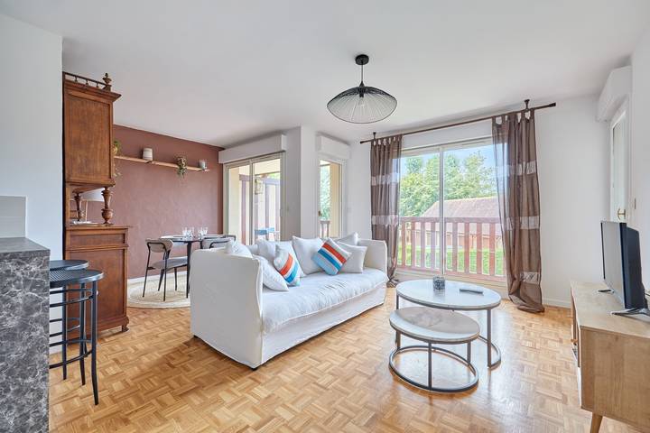 Gîte pour 4 personnes, avec piscine, adapté aux familles dans Plage De Tourgeville - 2