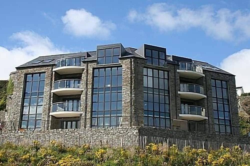 Entire apartment, The Fort:Panoramic Views  Lough Foyle  Private Gated Terrace/Wifi/Netflix/Baby in Inishowen, County Donegal